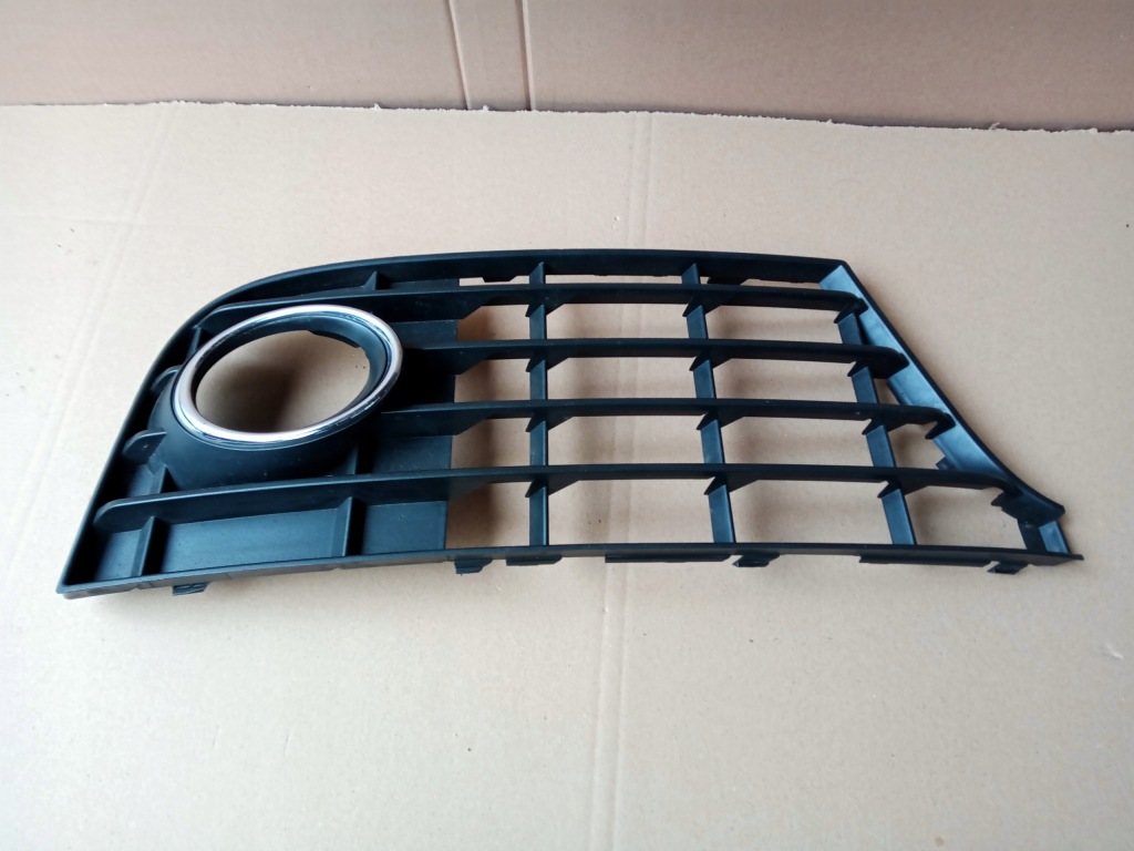 Купити Audi tt права решітка бампера 8j0807682f