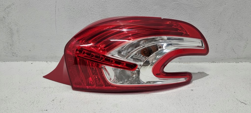 фото №1, Лампа правий задня задня peugeot 208 i 12-15