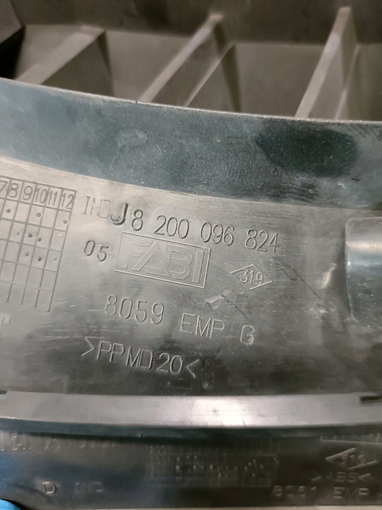 фото №10, Левая решётка решётка радиатора renault 8200096824