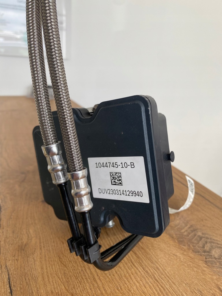 Tesla model 3 - насос гальмівна abs 1044745-10-b Зі Шроту