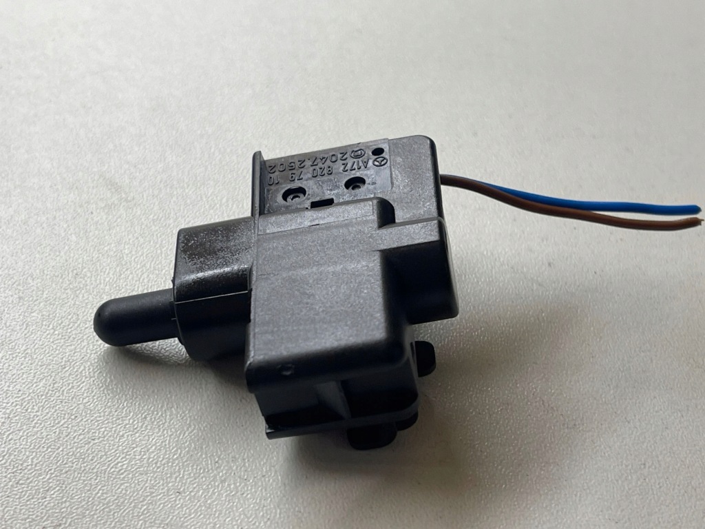 Вимикач кінцевий mercedes sl r231 slk r172 оригінальний номер a1728207910 Ціна