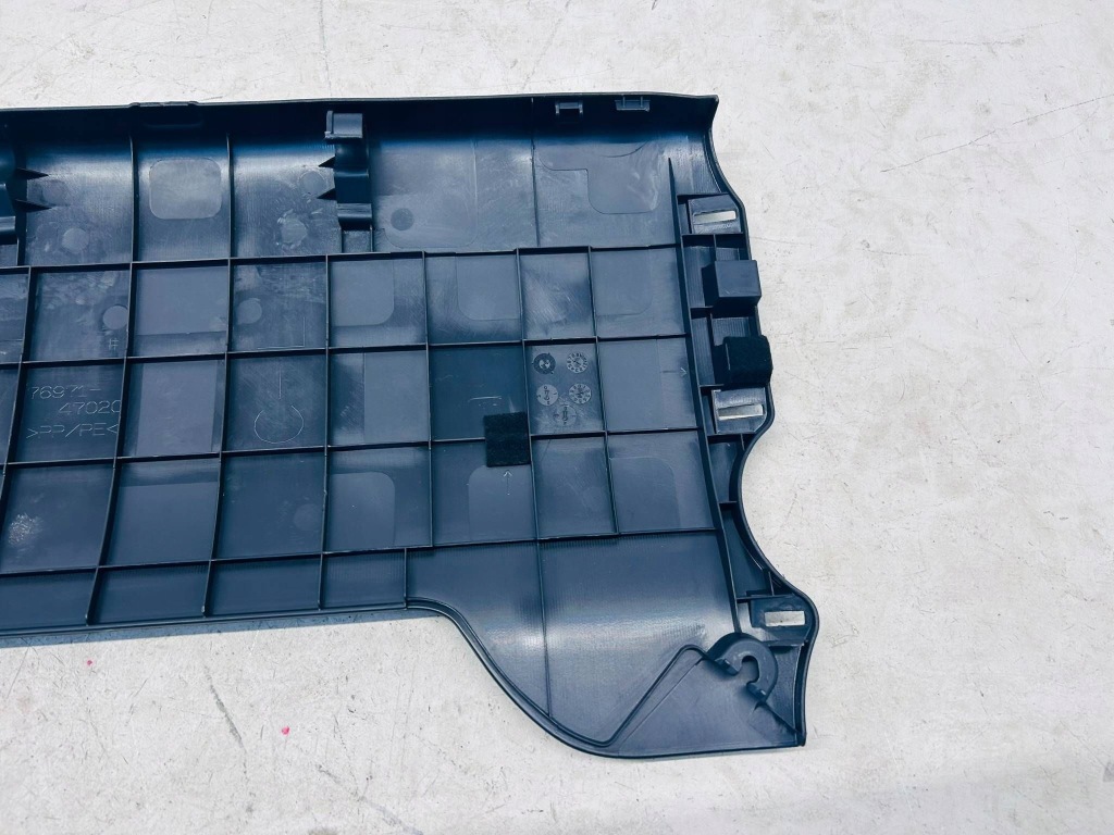 Corolla cross гібрид накладка корпус сидіння акумулятора середня 76971-47020 Київ