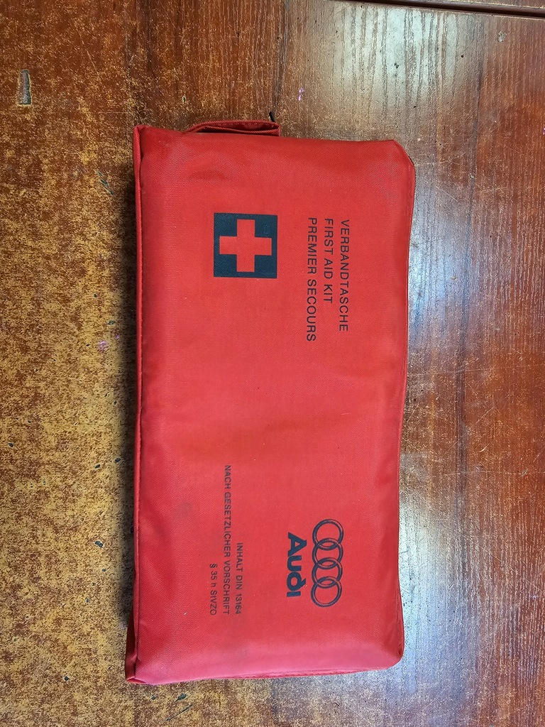 фото №1, Аптечка audi a4 b7 eu