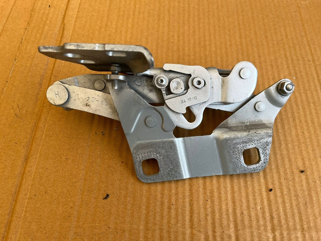 фото №1, Mercedes x166 gls петля капот правий a1668800128 775 iridiumsliver