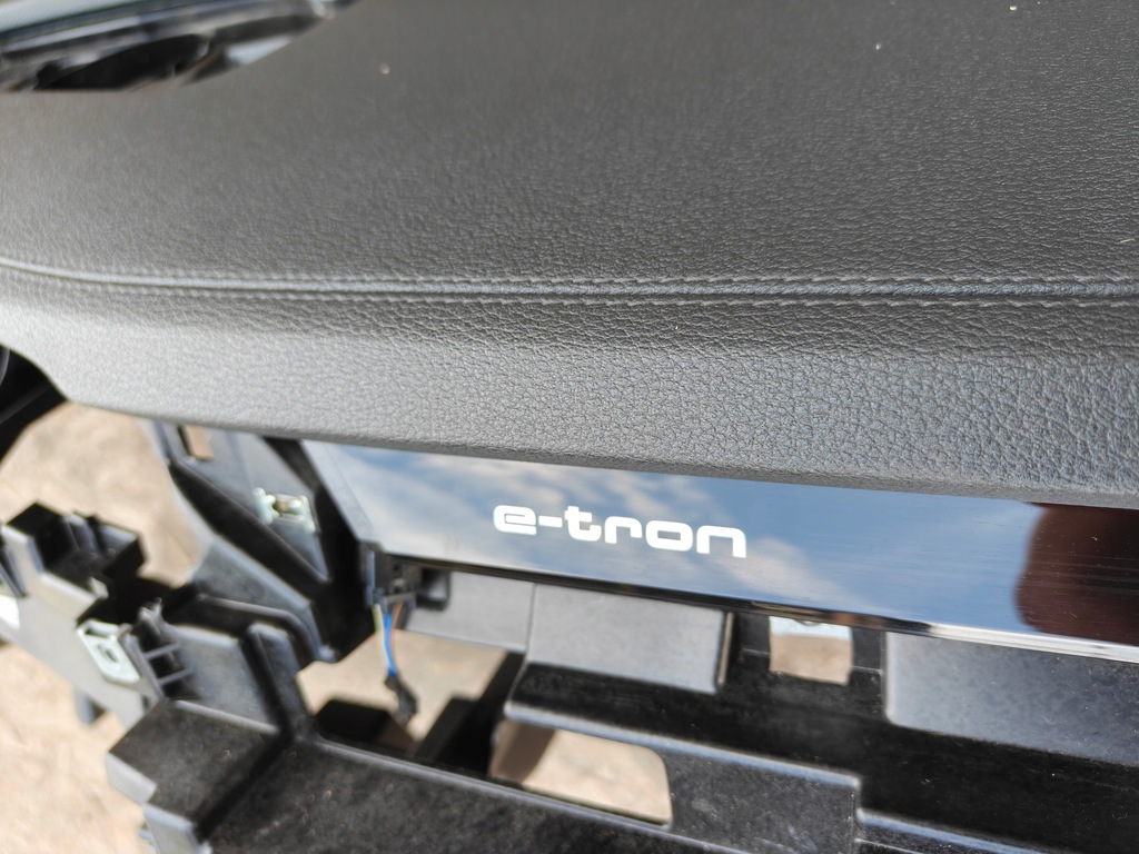 фото №10, Консоль панель приладів подушка безпеки ремені доводчик audi q8 etron 4ke 4kl857001e 4n0880201m