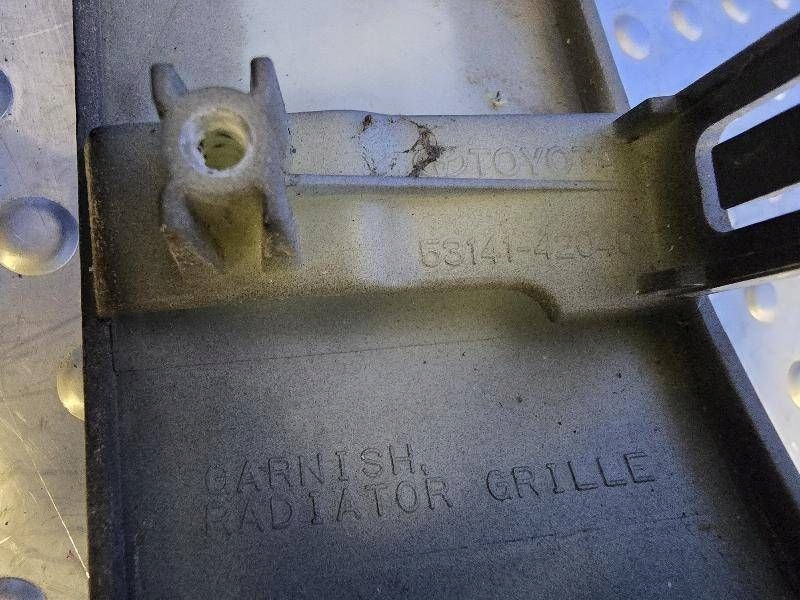 Молдинг хром решётка  радиатора решётка радиатора перед toyota bz4x 53141-42040 в Украине