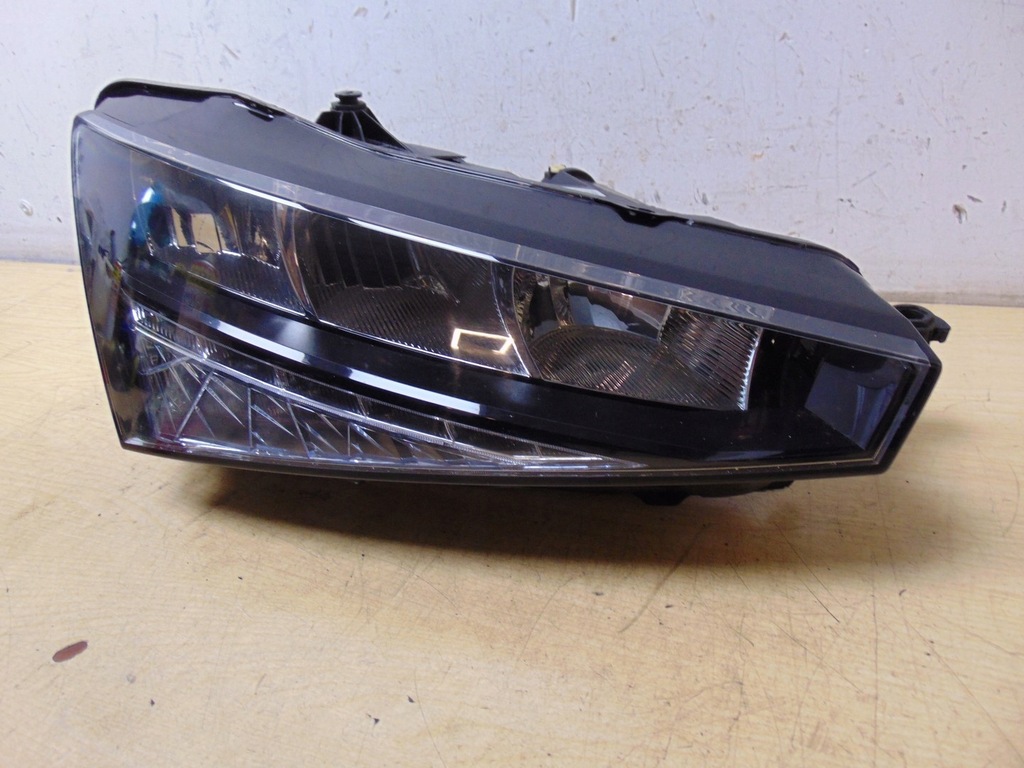 фото №1, Лампа права skoda scala 657941016 europa