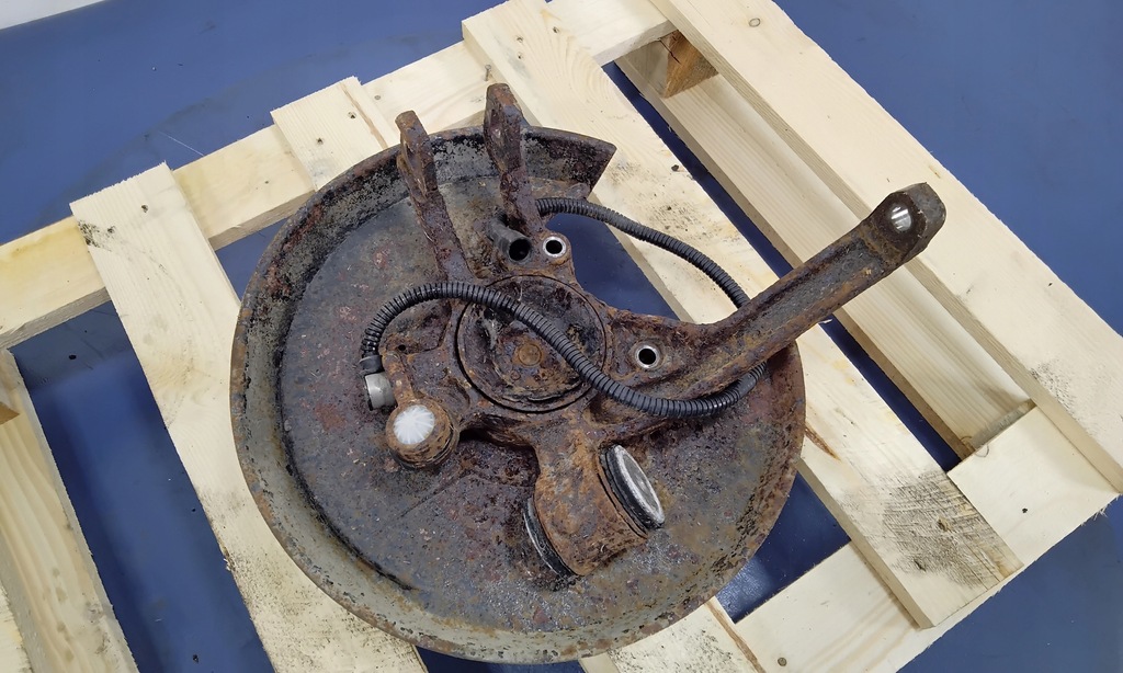 фото №5, Audi a8 d2 2.8 v6 193km поворотный кулак задняя правая