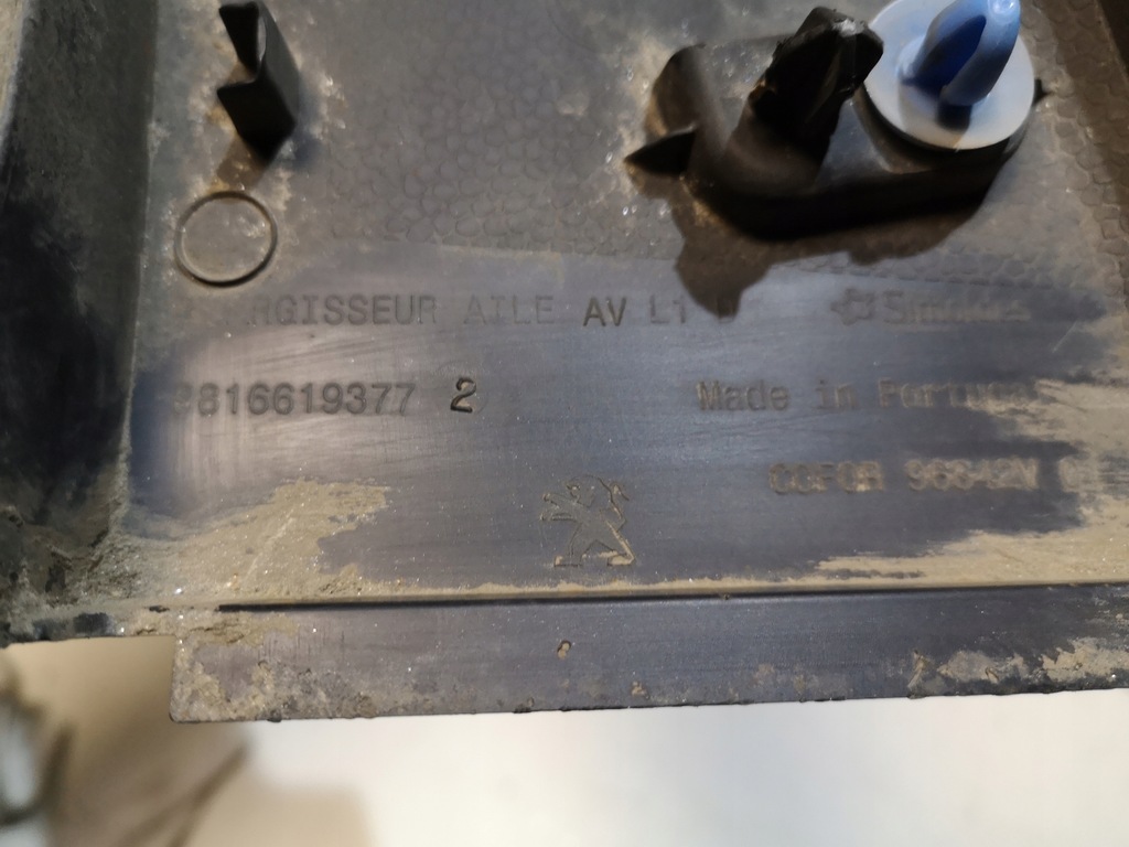 фото №8, Молдинг крыла правый перед rifter