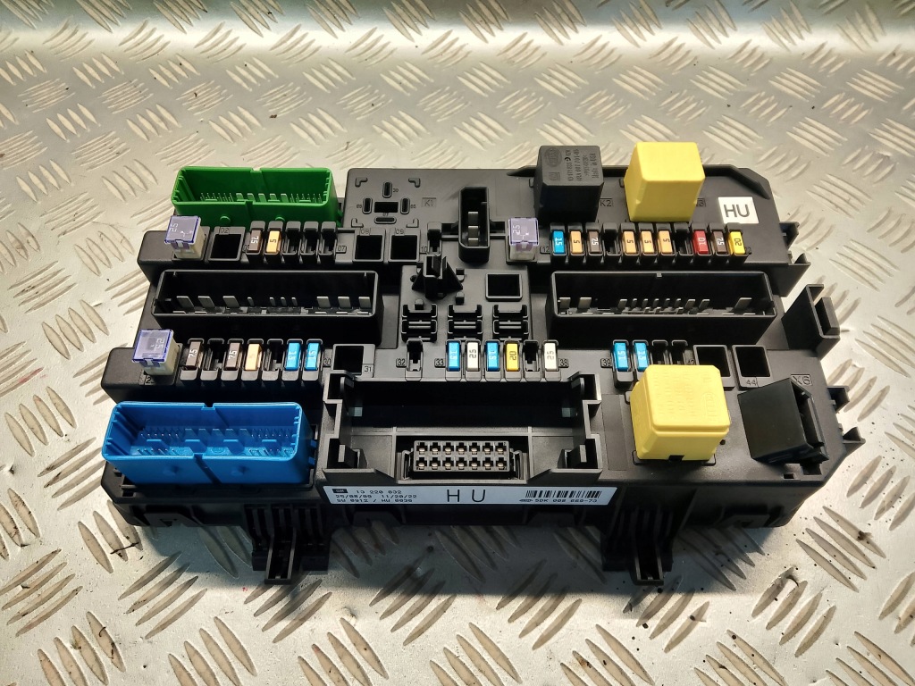 Купити Opel astra h iii gtc 2009 коробка запобіжників 13220832