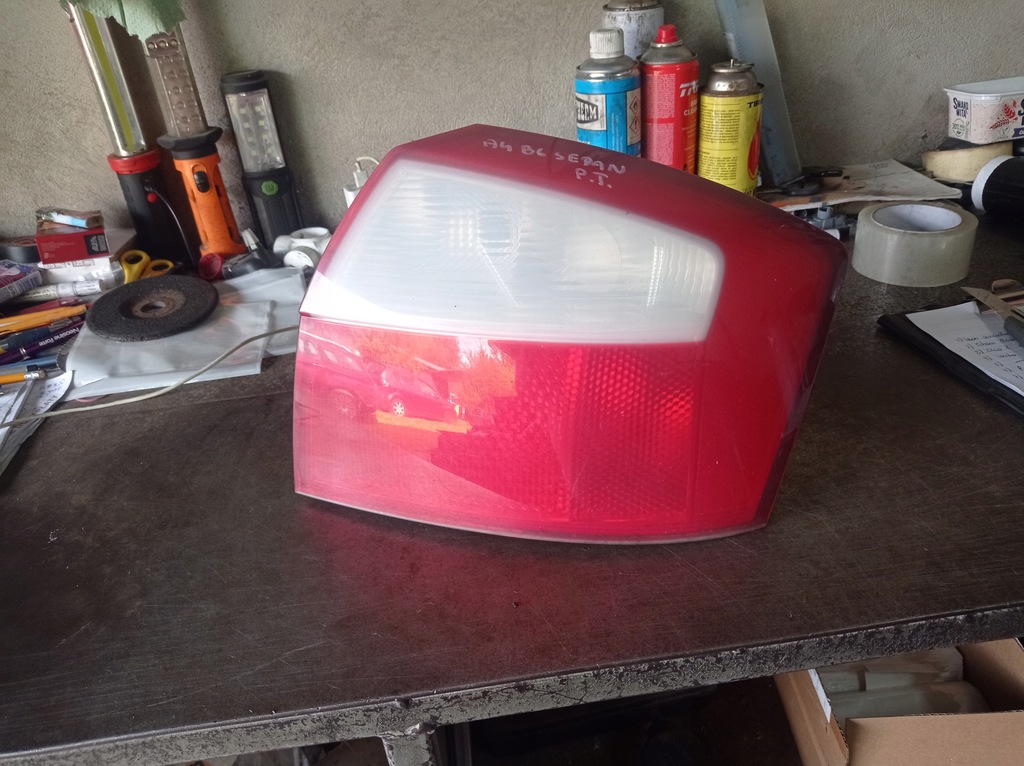 фото №1, Audi a4 b6 sedan - лампа правый задняя