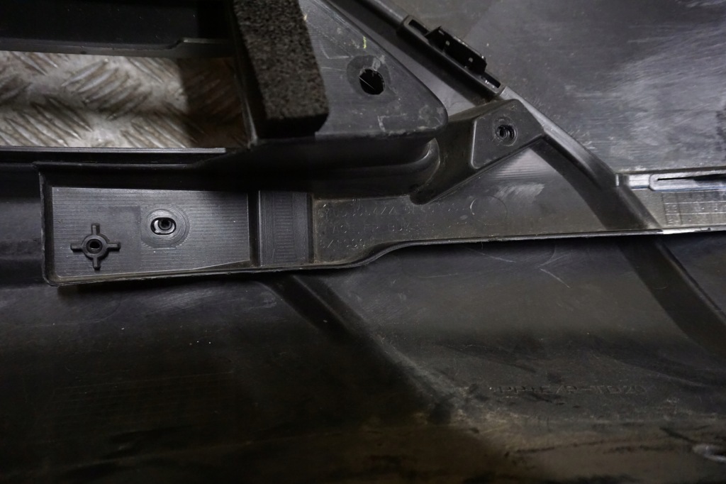 Mitsubishi outlander 2022 - бампер перед передний решётка  решётка pdc америка в Украине