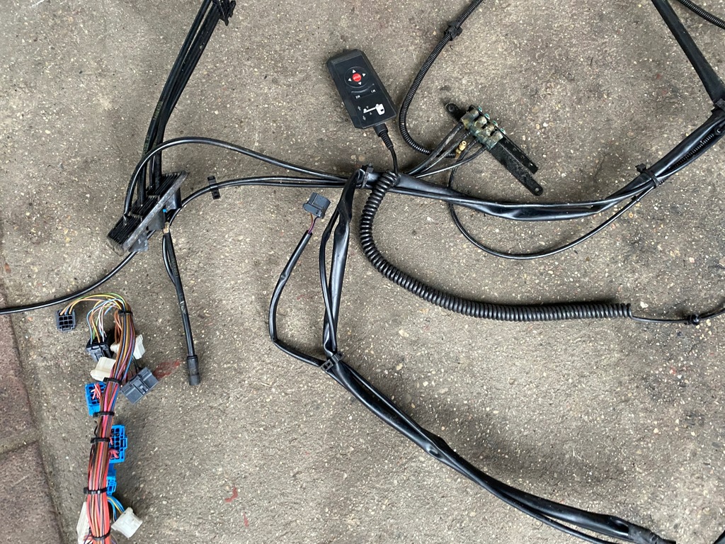 фото №8, Mercedes actros mp4 - електропроводка кабіни джгут кабелі панелі консолі салону