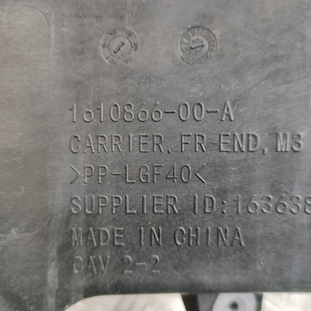 Tesla model 3 2023 панель кріплення радіатора / верх Недорого