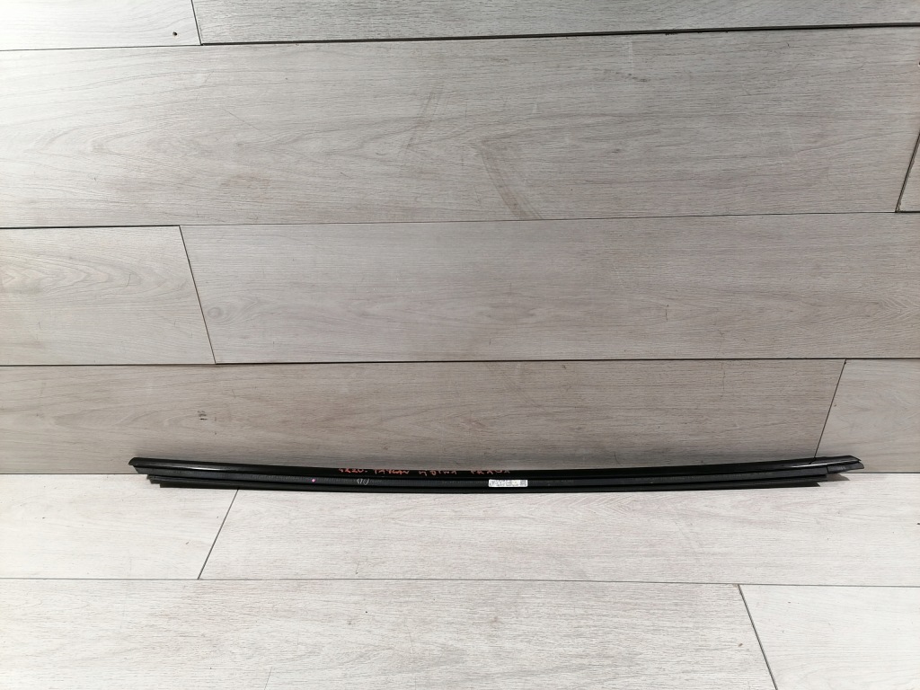 фото №1, Taycan молдинг уплотнитель правая 9j1837476b