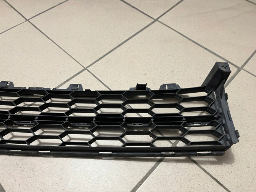 фото №7, Решётка средняя бампера передняя перед skoda superb iii 3 3v0 15-