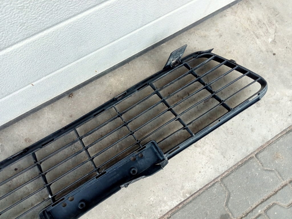 фото №11, Toyota hilux viii 15- решётка средняя бампера перед 53112-0k130