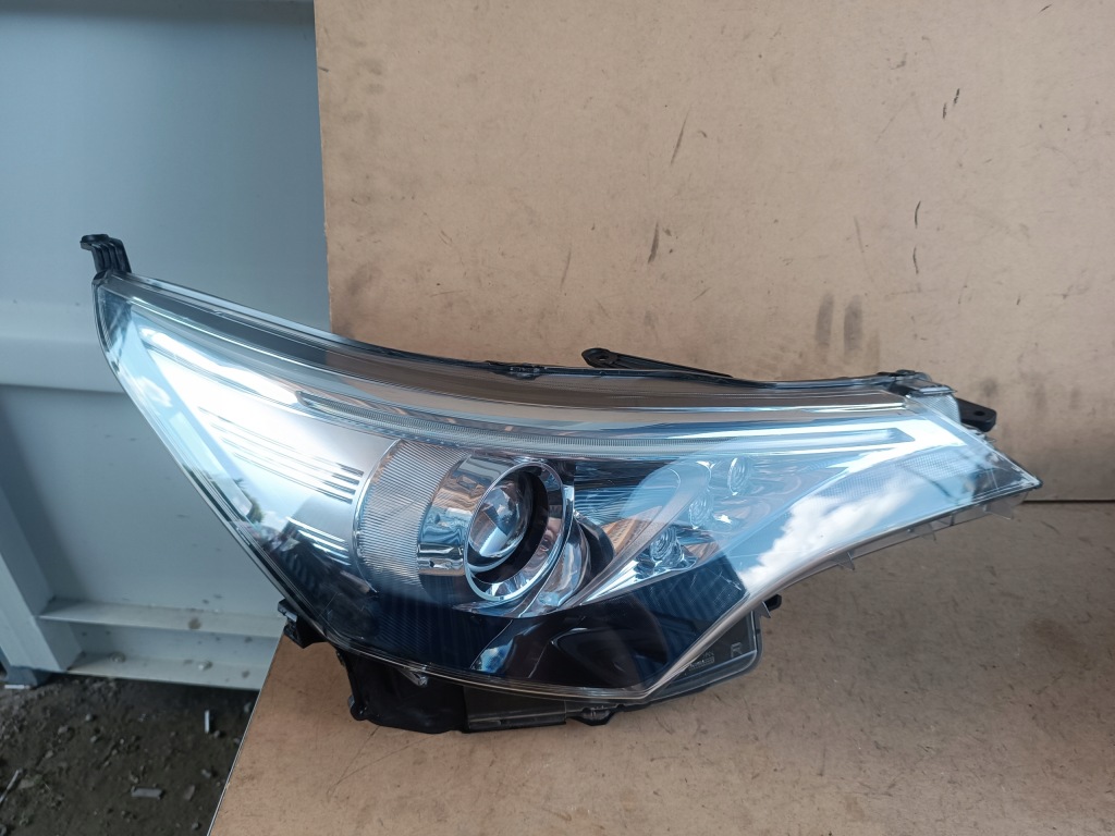 Toyota avensis t27 рестайлинг  линза led фара правый  левая Киев