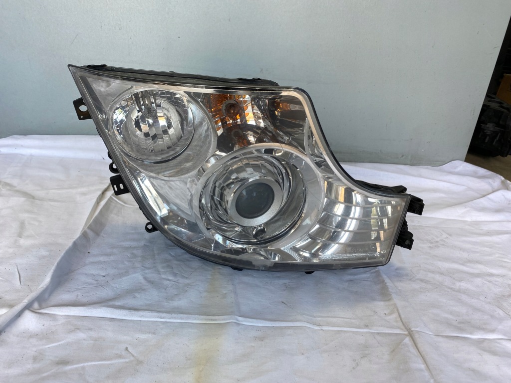 фото №1, Mercedes actros bi ксенон 9608200739 права лампа