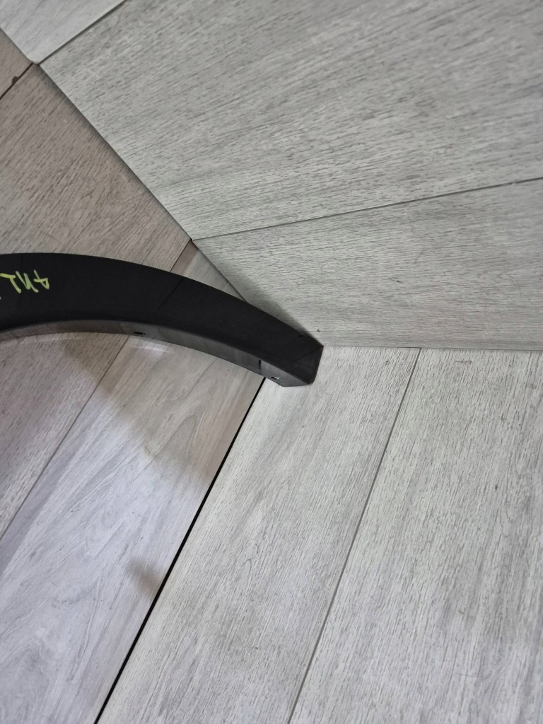 13712. mercedes x1 u11 молдинг крила правий задній 9881964 в Україні