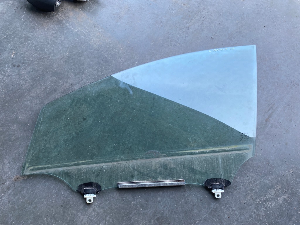 фото №1, Toyota corolla verso ii стекло дверь левый перед 2.2 d-cat 04-09