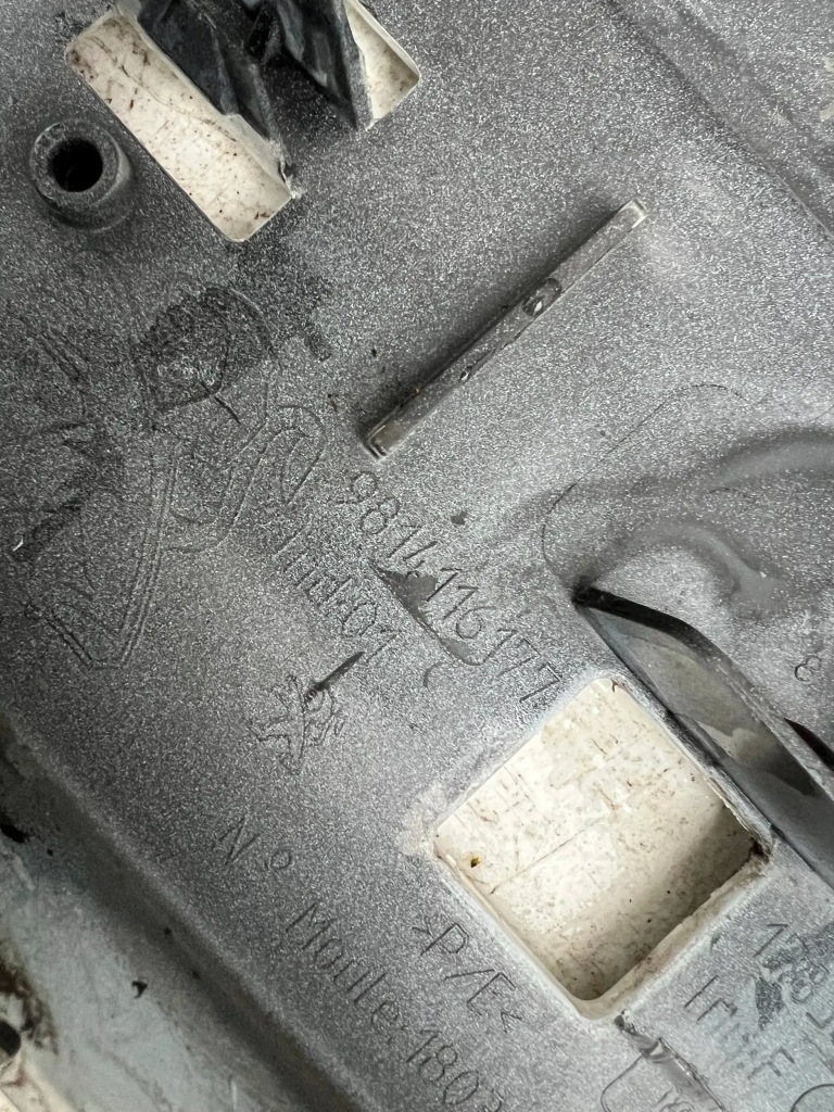 Бампер peugeot 2008 рестайлінг  2016 перед передній решітка радіатора 9814116177 Оригінал