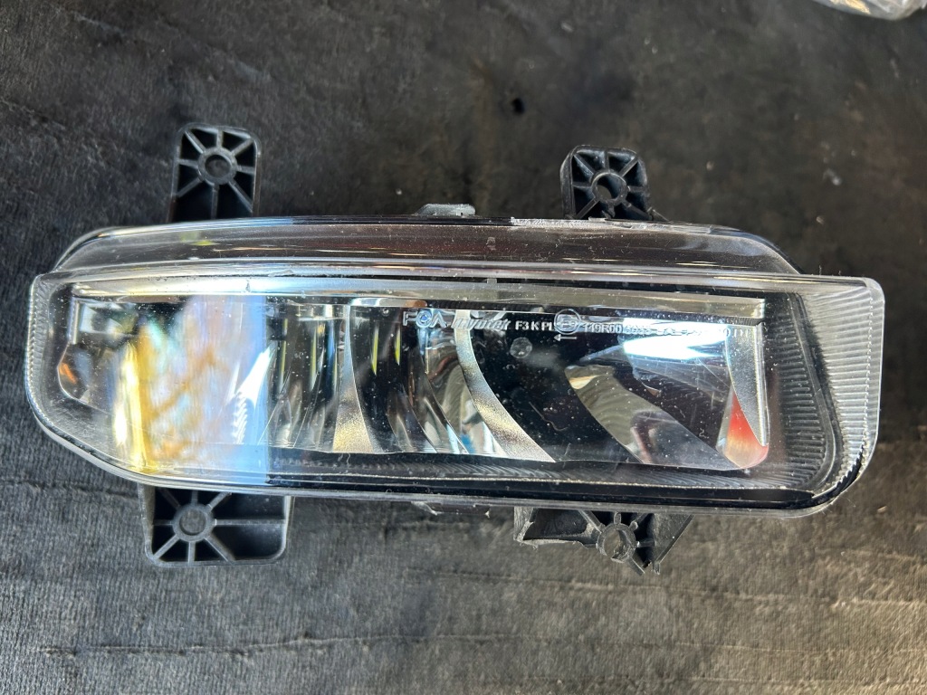 Купити Dodge ram 1500 19- протитуманна фара правий drl