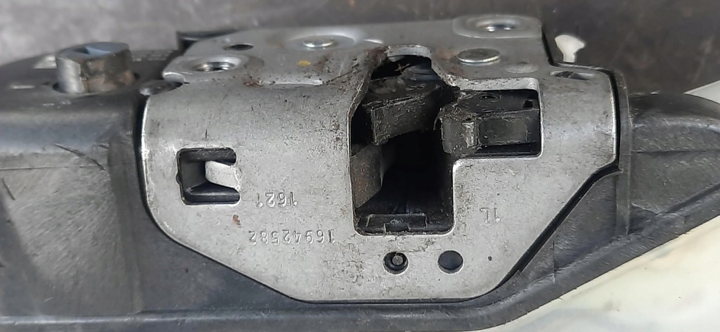 Замок ручка дверь левый задний  citroen berlingo iv 163441 16943587 в Украине