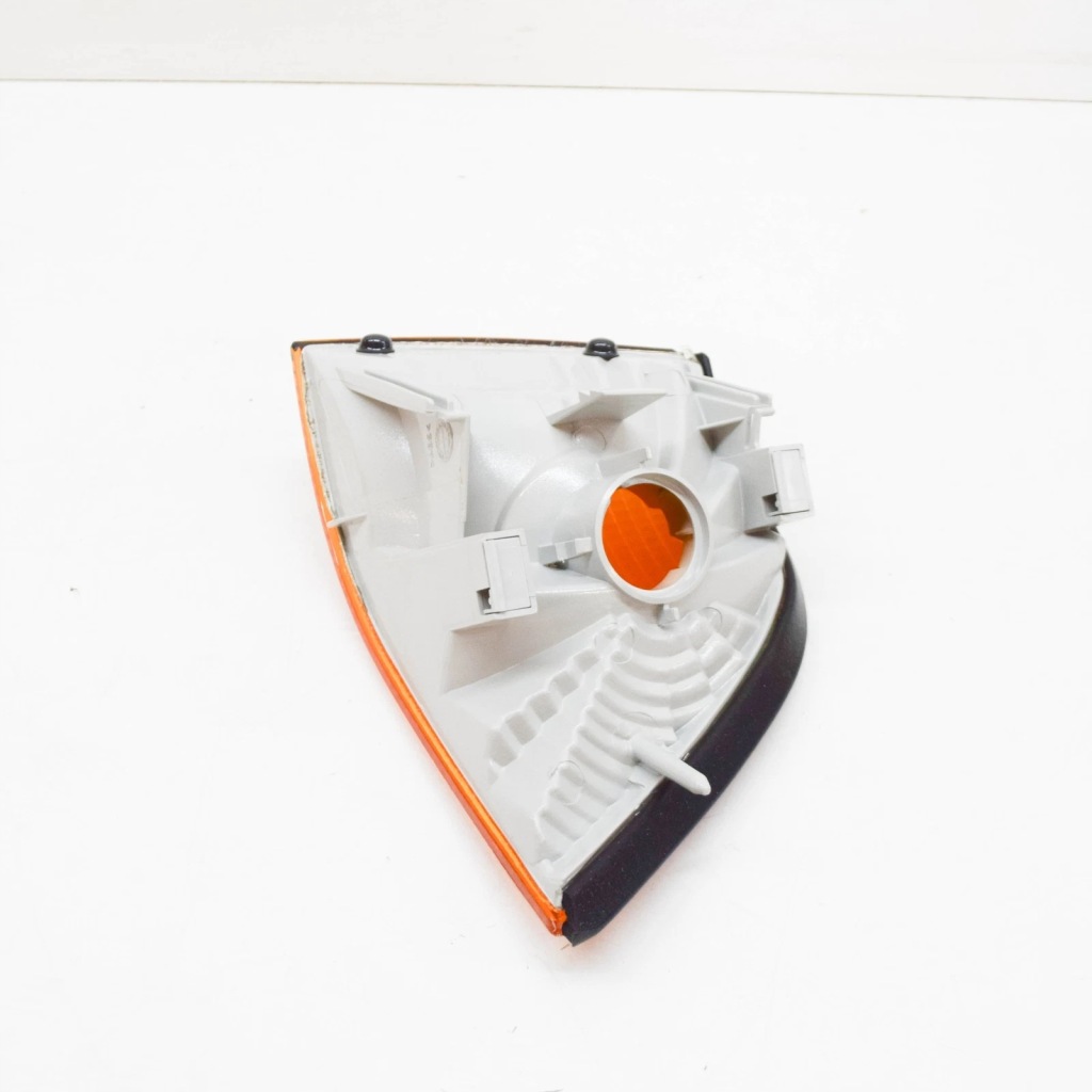 Bmw 3 купе e36 передний правый поворотник 8353282 63138353282 oem в Украине