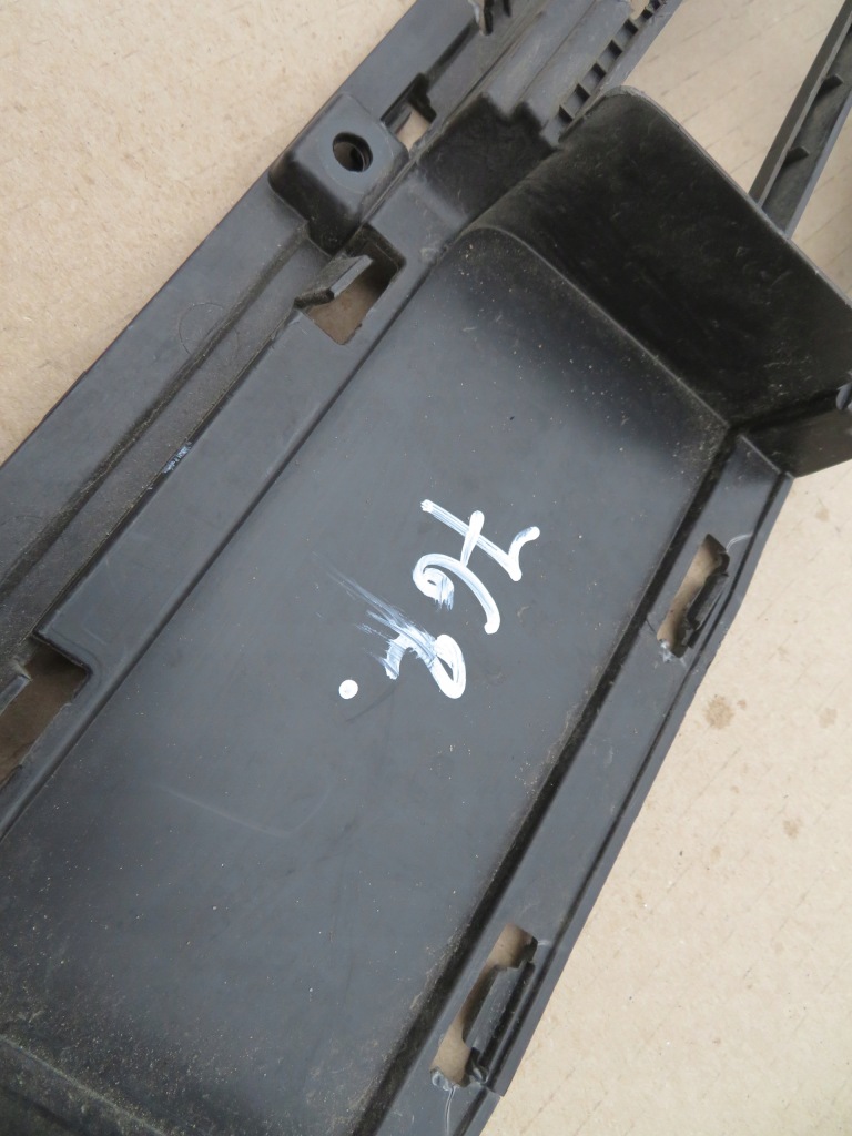 Hyundai kona решітка середня бампера передній 17- 86561-j9020 Зі Шроту