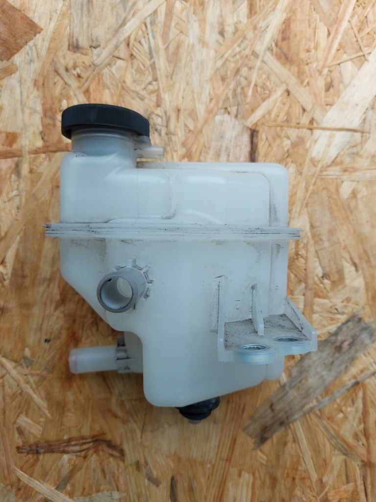 Toyota yaris iii 11-17r бачок жидкость охлаждение аккумулятора оригинал с Разборки