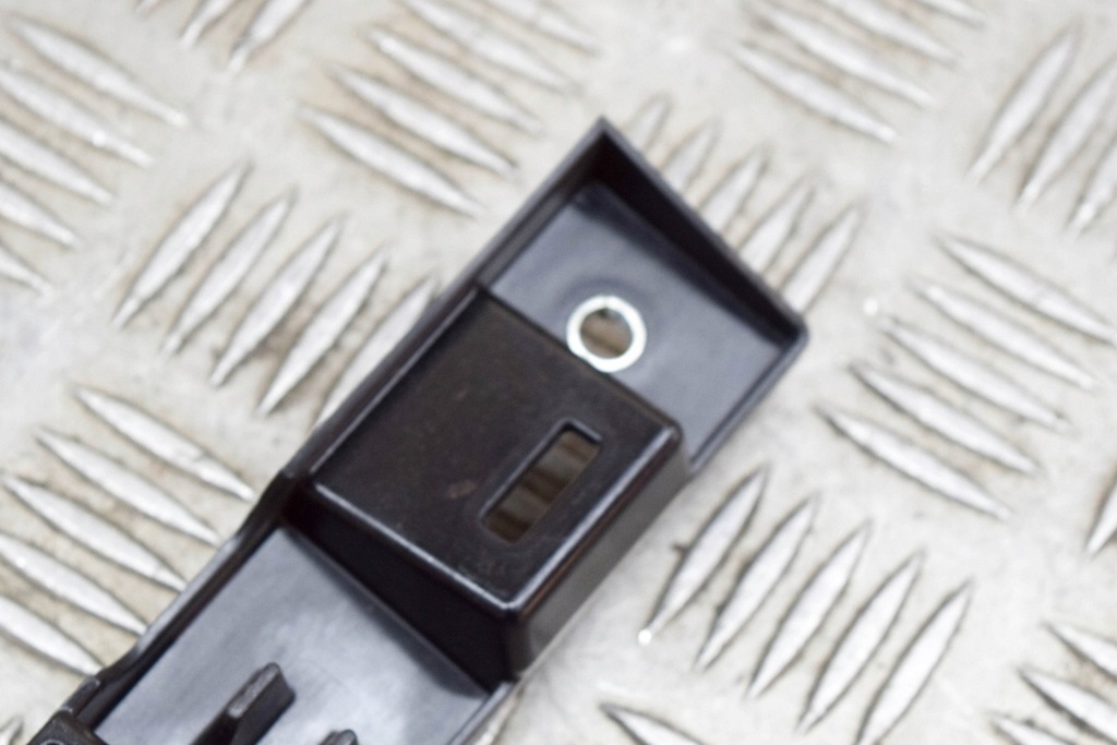 фото №5, Maserati levante suv m161 права сторона захист бічна передній кронштейн 67003