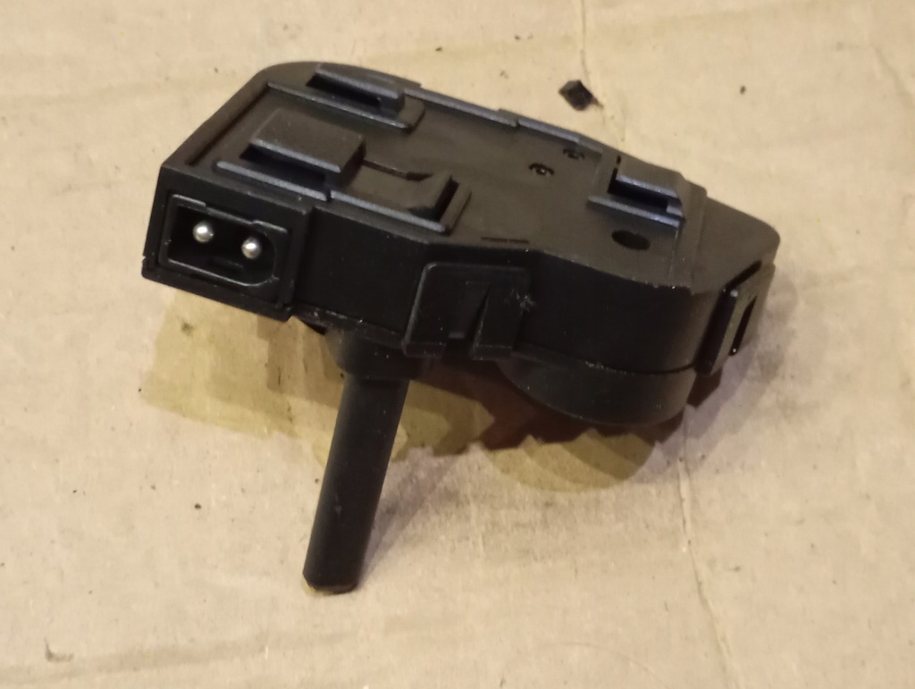 фото №1, A1708201110 czuyjnik raćówka дах mercedes slk r170