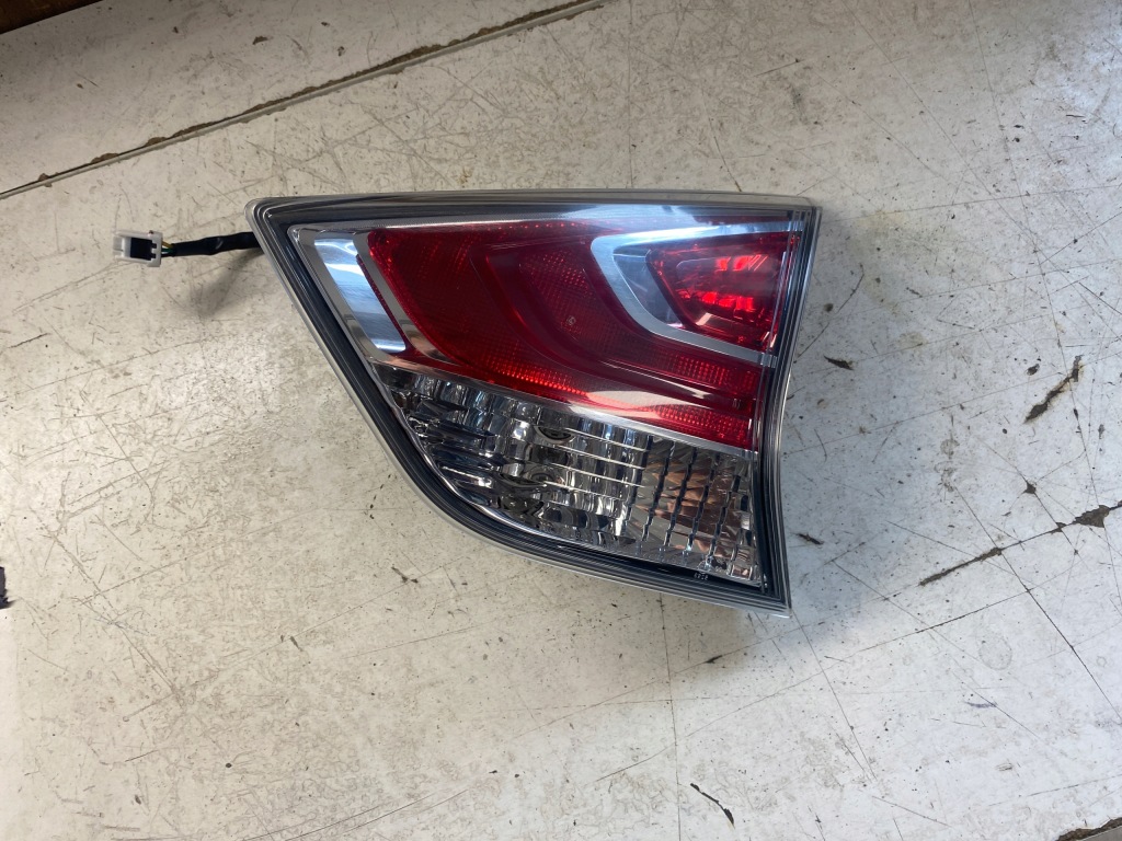 фото №1, Nissan x-trail t32 лампа правий задня w кришка