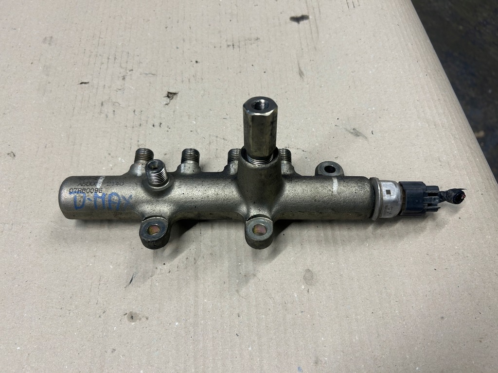 фото №1, Isuzu d-max 2,5 d молдинг впрыскная a50002140