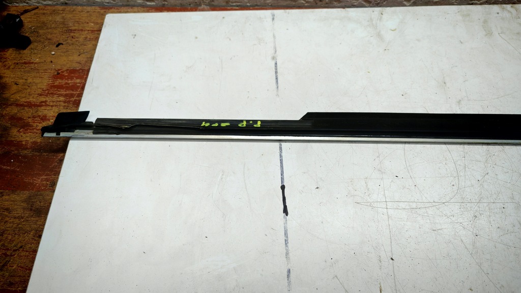 фото №8, Молдинг ущільнювач правий перед mercedes w204 c klasa