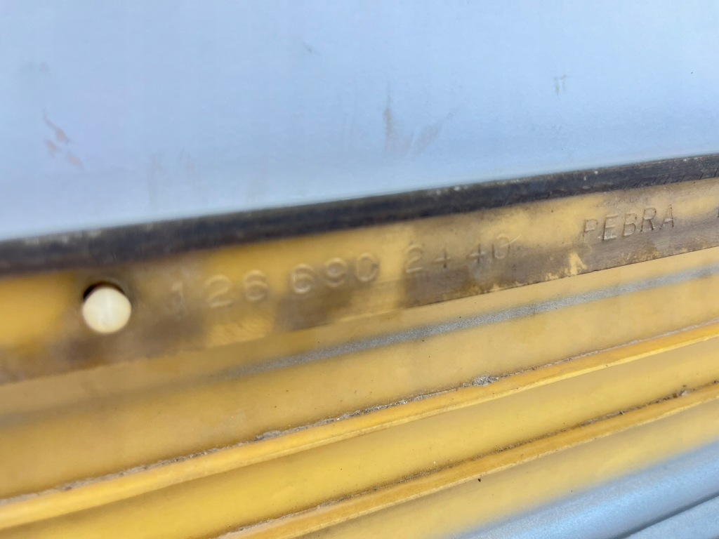 Молдинг боковая дверь правый перед правая mercedes w126 1266902440 1979-1985 с Разборки