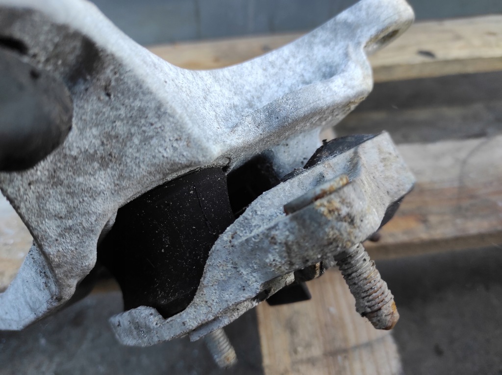 фото №6, Audi a4 s4 b9 подушка кронштейн коробки 8w0399118d