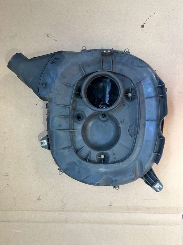 Корпус фільтра повітря mercedes w201 0120946002 в Україні