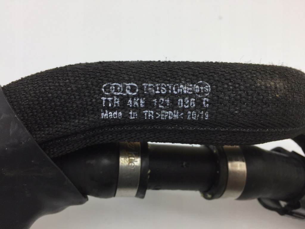 Audi e-tron шланг трубка патрубок води Оригінал