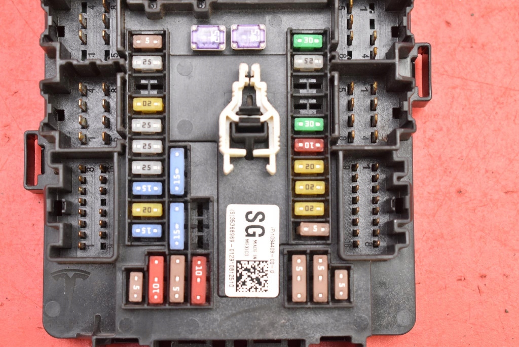 Коробка предохранителей 1094409-00-g tesla model s рестайлинг  16-21 Киев