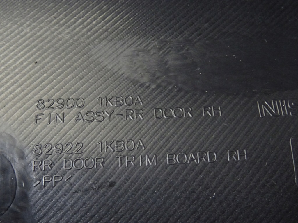 Juke f15 рестайлинг  обшивка обивка дверь правая  задний 829001kb0a 829221kb0a Доставка