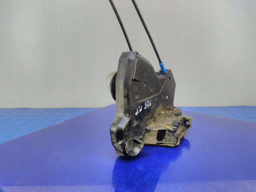 фото №3, Toyota avensis t25 замок двері правий перед