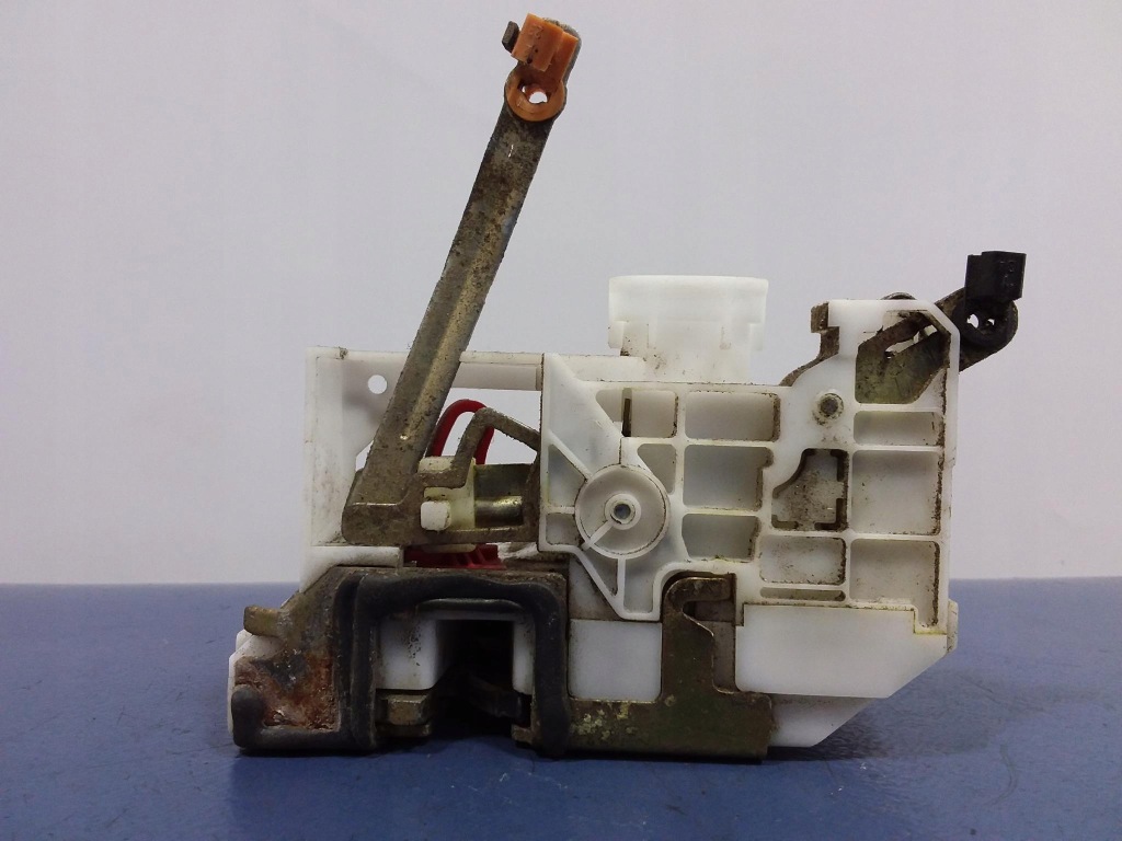 фото №2, Toyota avensis t22 замок левый задняя