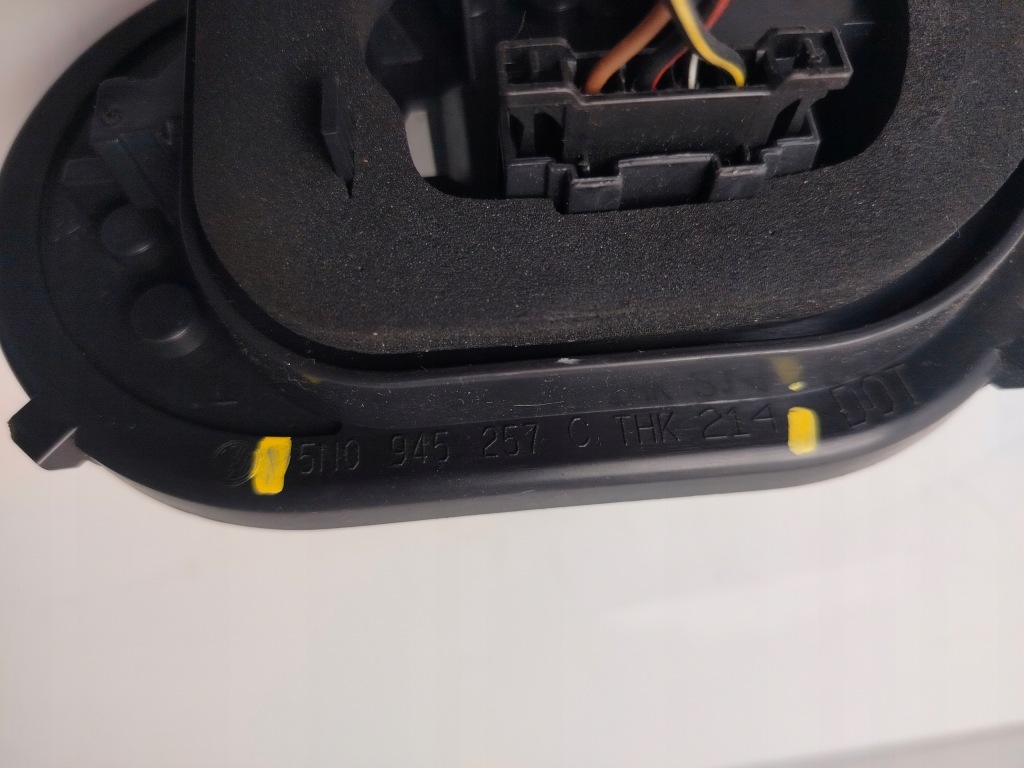 Volkswagen tiguan 5n 07r- вкладыш разъём лампы правый задний  5n0945257c с Разборки