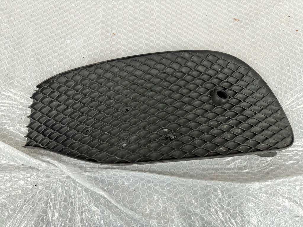 фото №1, Mercedes eklasa w213 права решітка бампера