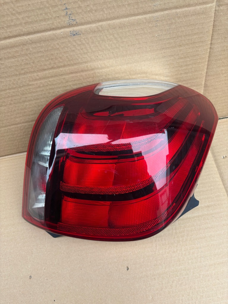 Купить Peugeot 108 фара левая задний оригинал  14-22r