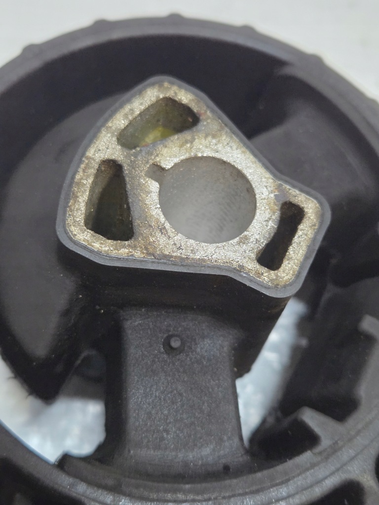 Кронштейн подушка двигуна opel astra j iv 1.4 turbo 13248600 в Україні