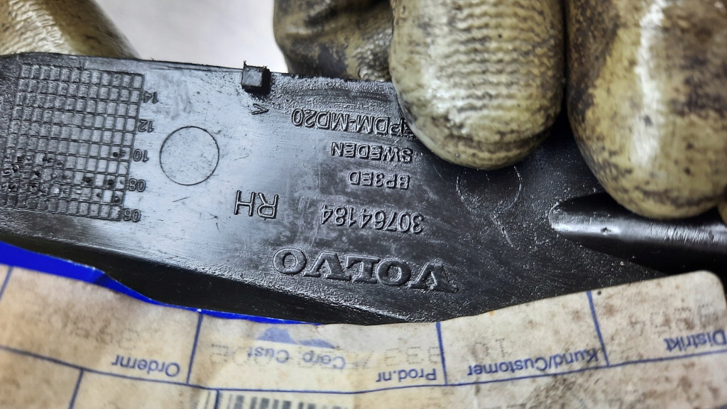 фото №6, Кронштейн распылителя правое 30764184 volvo v70 iii 08-13r