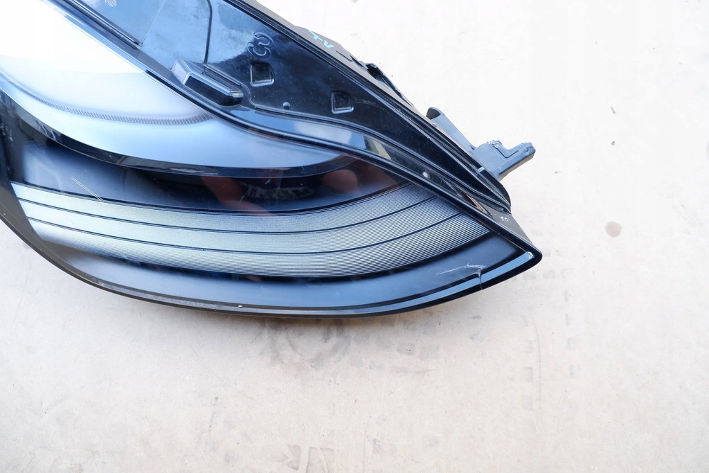 фото №14, Tesla y лампа правий перед